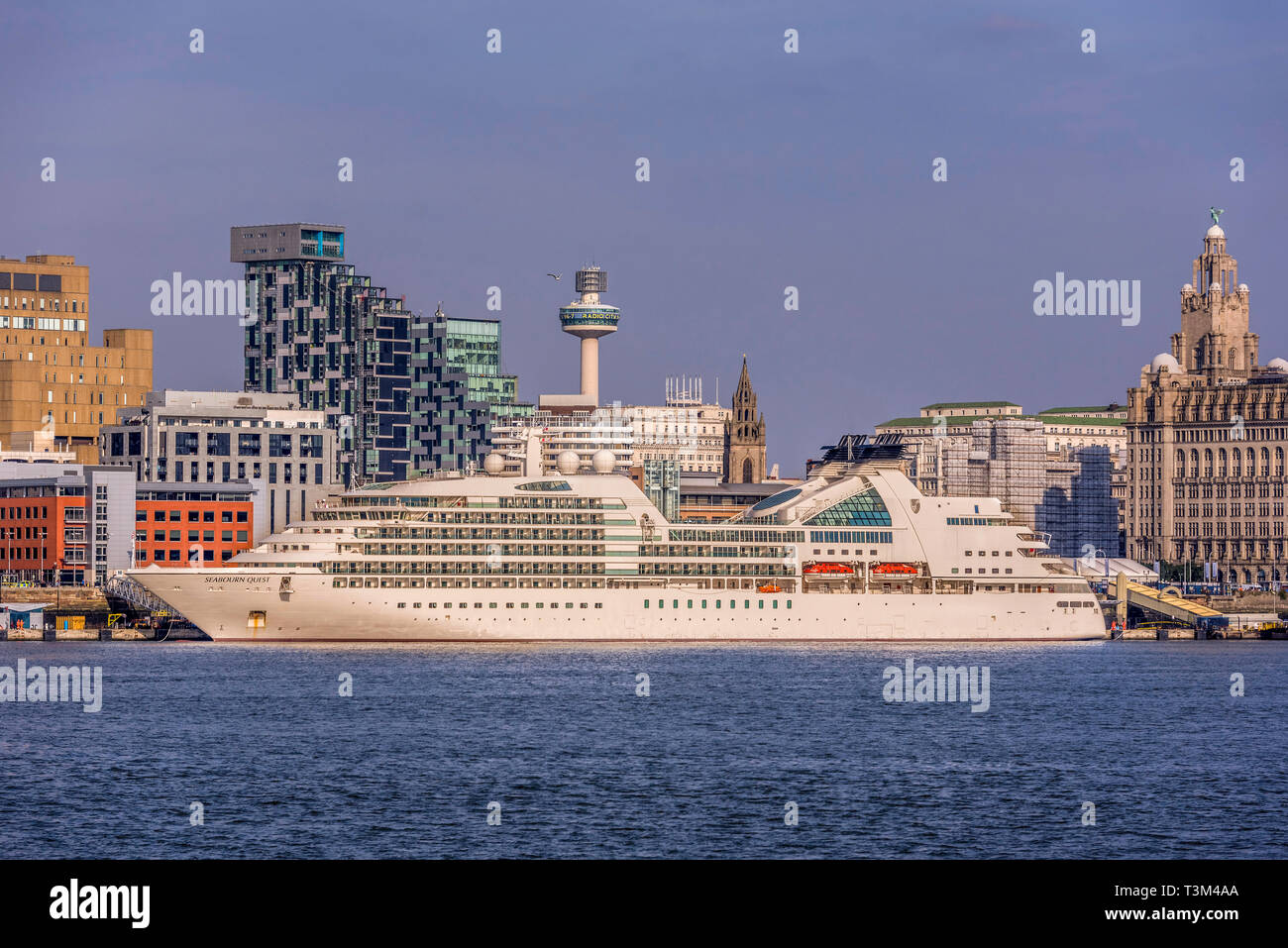 Das Kreuzfahrtschiff Seabourn Quest verlässt Liverpool am Fluss Mersey. Stockfoto