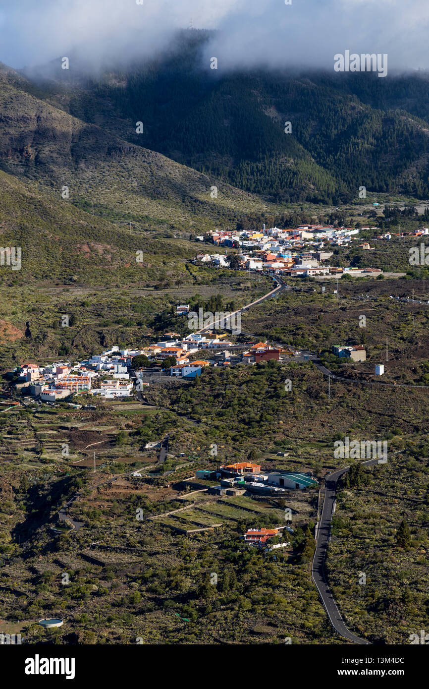 Luftbild bis das Tal über die Bergdörfer von El Molledo, El Retamar und Santiago del Teide, Teneriffa, Kanarische Inseln, Spanien Stockfoto