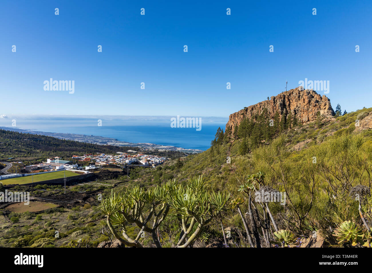 Luftaufnahme über den Berg Dorf Arguayo und entlang der Westküste, Santiago del Teide, Teneriffa, Kanarische Inseln, Spanien Stockfoto