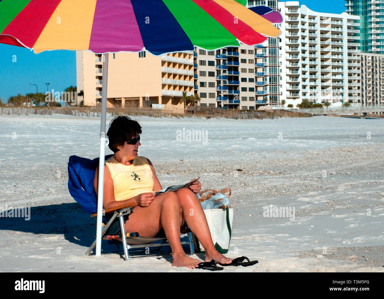 Eine Frau liest bei Gulf State Park, November 12, 2009, in Orange Beach, Alabama. Stockfoto