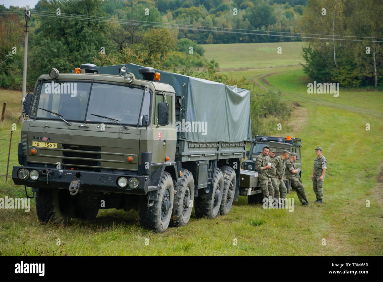 Tatra T815 schwere Utility 8x8 LKW und Solidiers. Kalinov, Slowakei, Europa Stockfoto