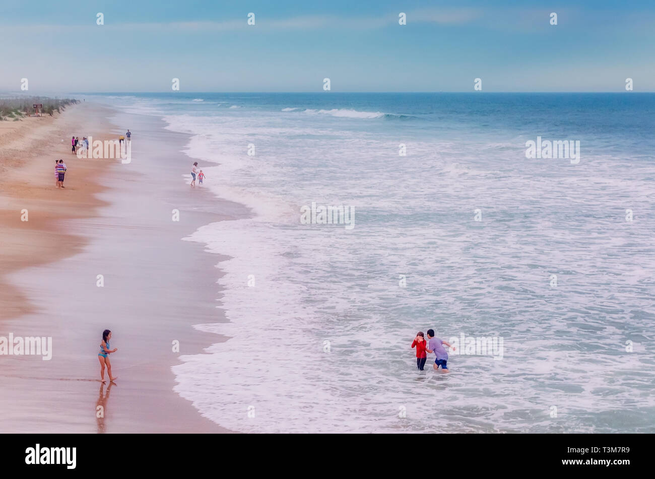 Die Leute, um zu schwimmen und genießen Sie den Atlantischen Ozean im St. Johns County Ocean Pier, 19. März 2016, in St. Augustine, Florida. Stockfoto