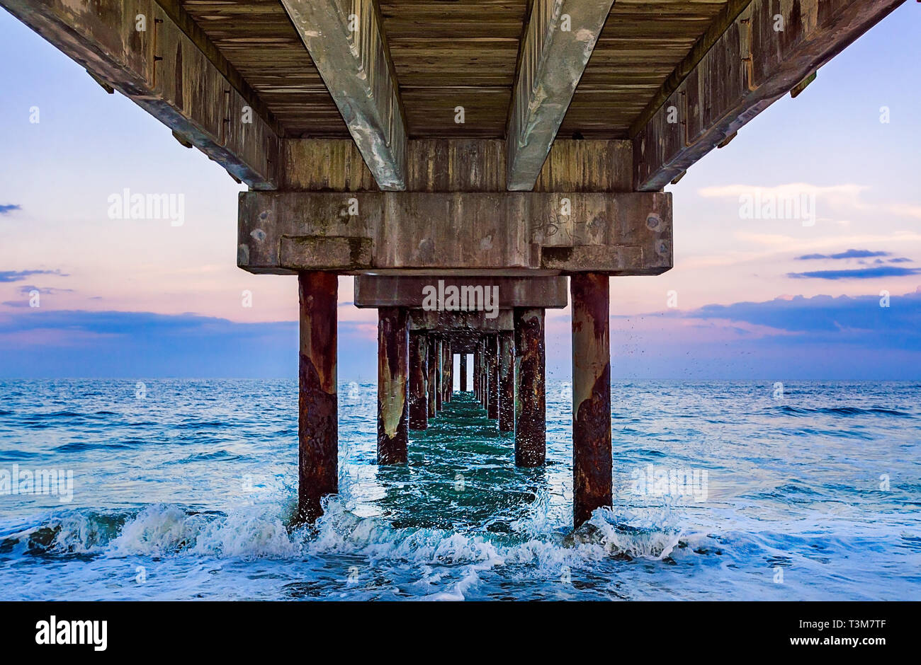 Wellen im St. Johns County Ocean Pier, 20. März 2016, in St. Augustine, Florida. Stockfoto