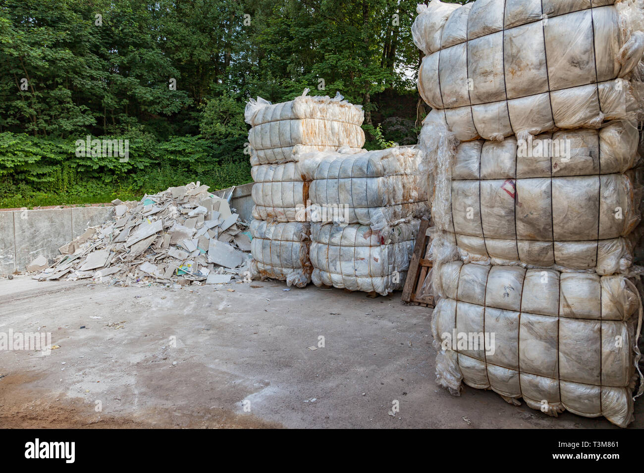 Bündel/Würfel mit plastik Müll auf einem recyclinghof Stockfoto