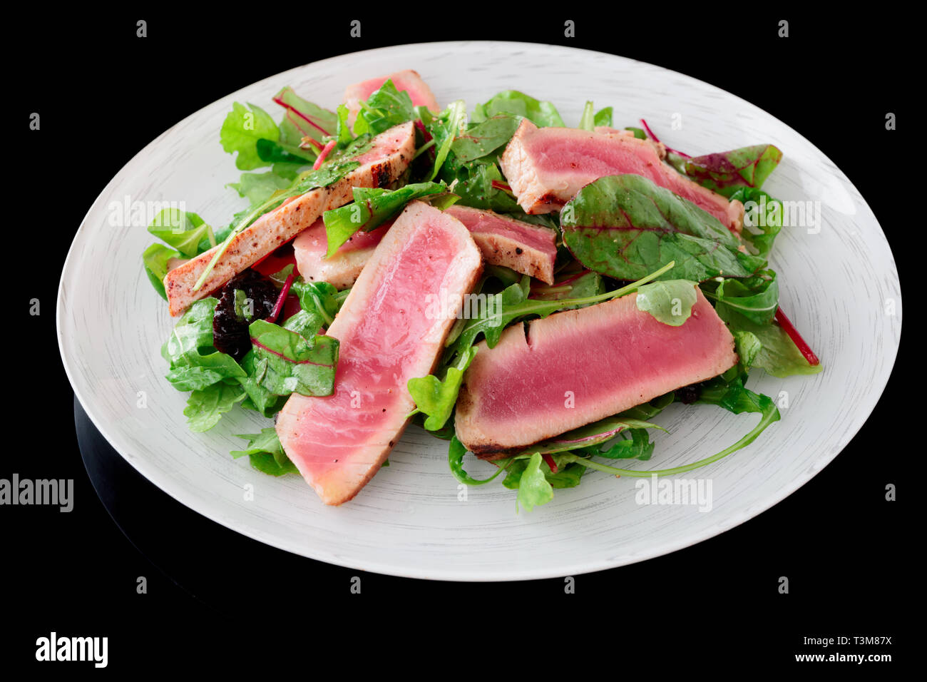 Vorspeise mit seltenen gebratener Thunfisch auf schwarzem Hintergrund Stockfoto