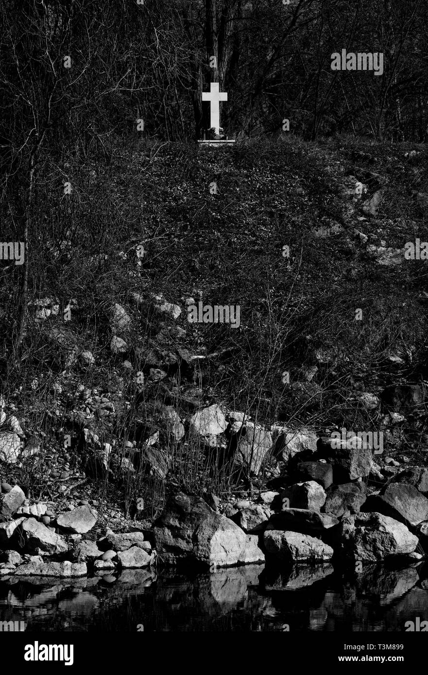 Grab Kreuz an einem Flussufer Stockfoto