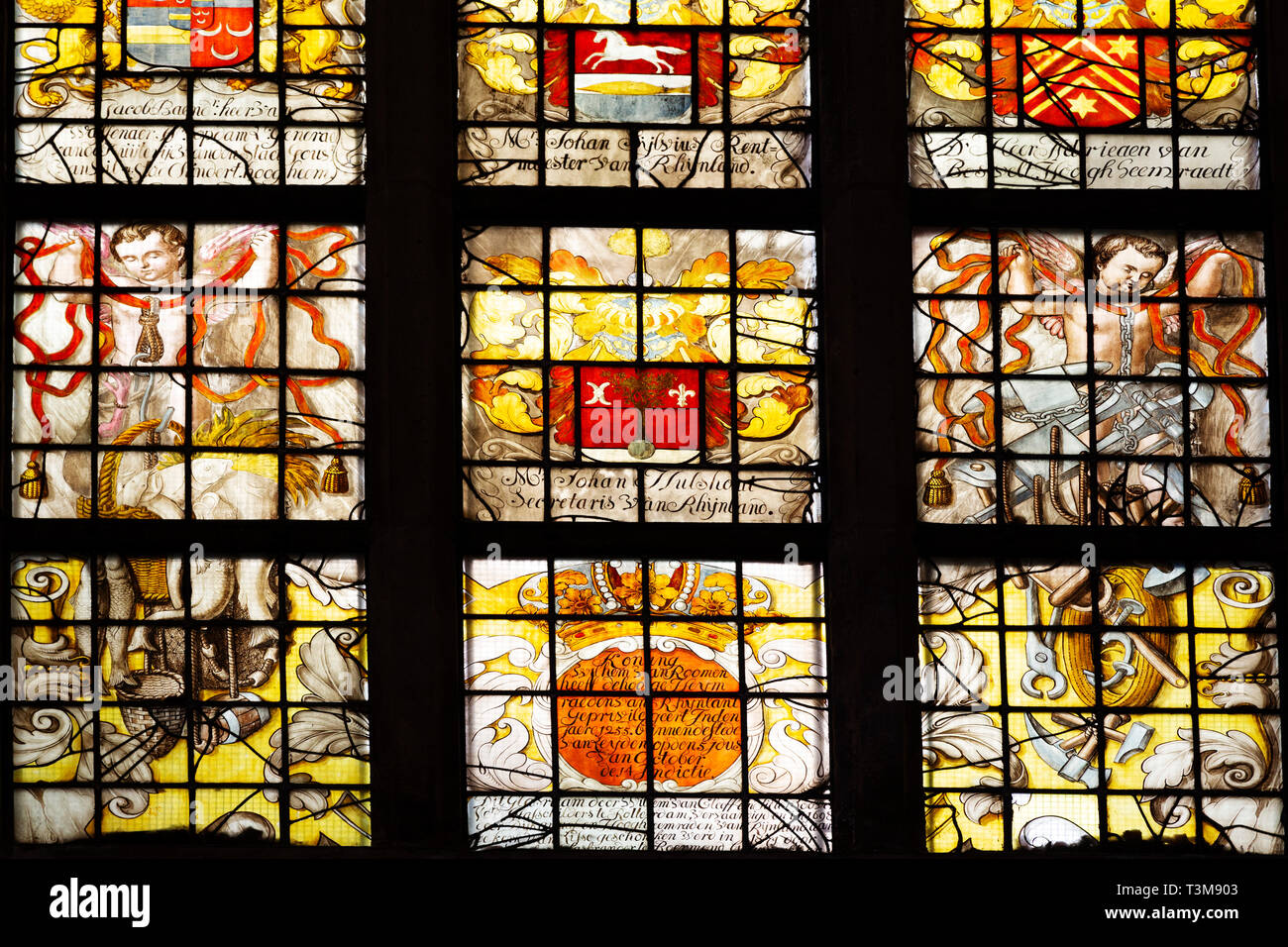 Glasfenster in der St. Bavo Kirche in Haarlem, Niederlande. Der Ort der Anbetung ist am Grote Markt entfernt. Stockfoto