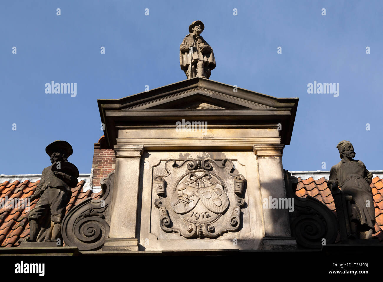 Gemeißelte Figuren in Haarlem, Niederlande. Die Figur wird auf dem Dach des Frans Hals Museum. Stockfoto