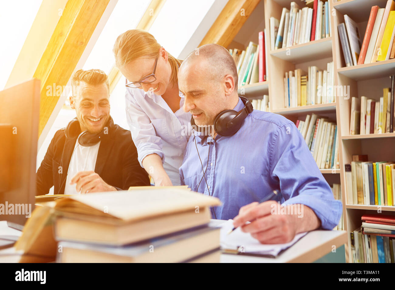 Erwachsene lernen, gemeinsam für die Weiterbildung in der Bibliothek Stockfoto