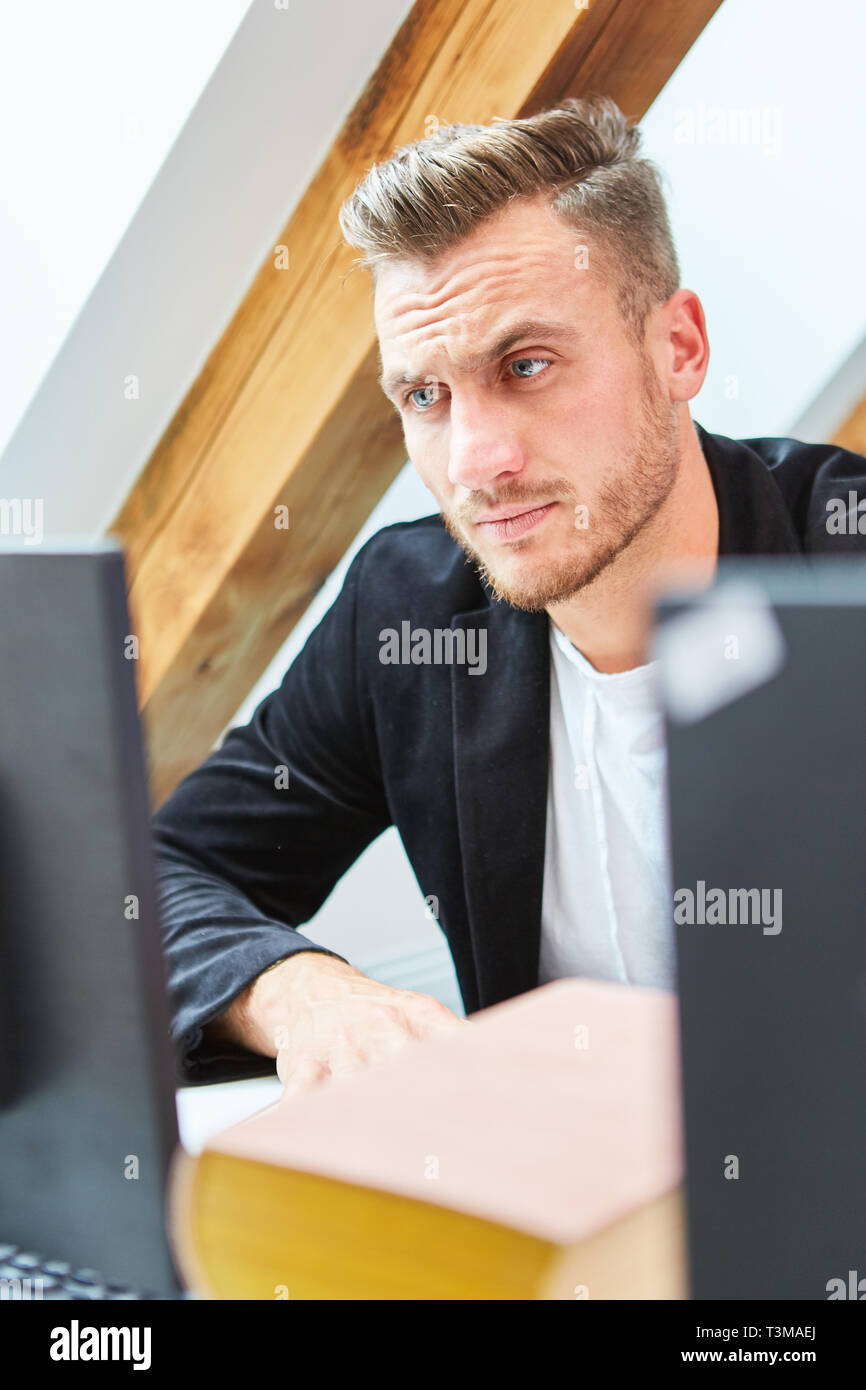 Student in einer Untersuchung oder Freiberufler am Computer in der Entwicklung von Software Stockfoto