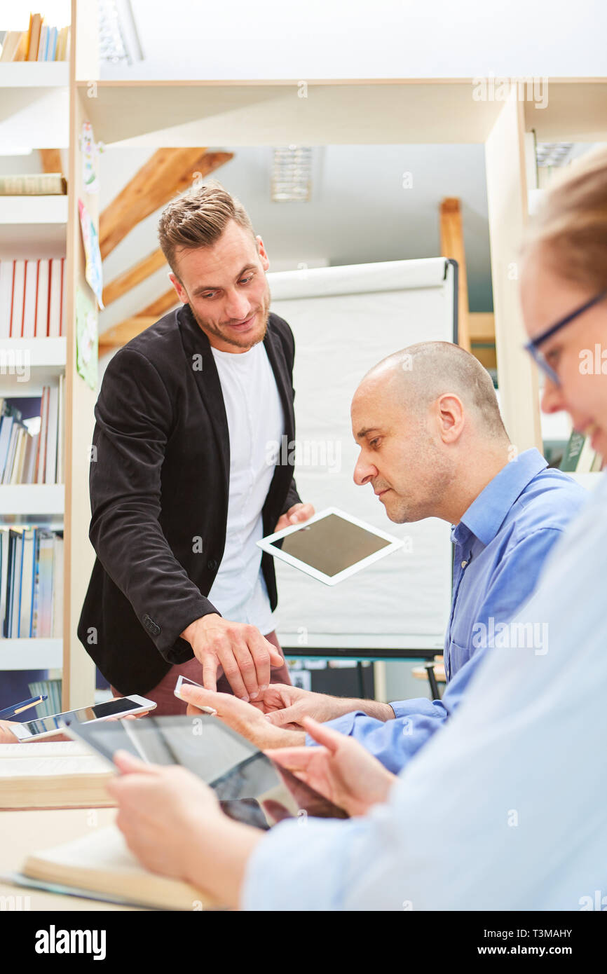 Dozent mit Tablet-PC in einem universitären Seminar oder Erwachsenenbildung Kurs Stockfoto