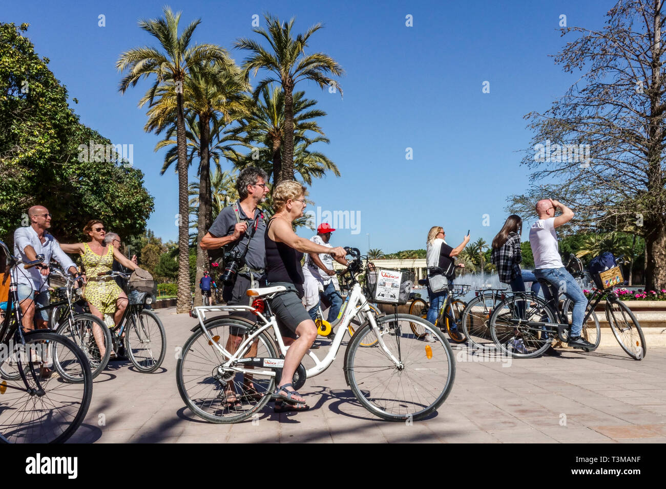 Valencia Touristen auf Fahrrädern im Turia Garten Valencia Spanien Fahrradstadt Europa Stockfoto