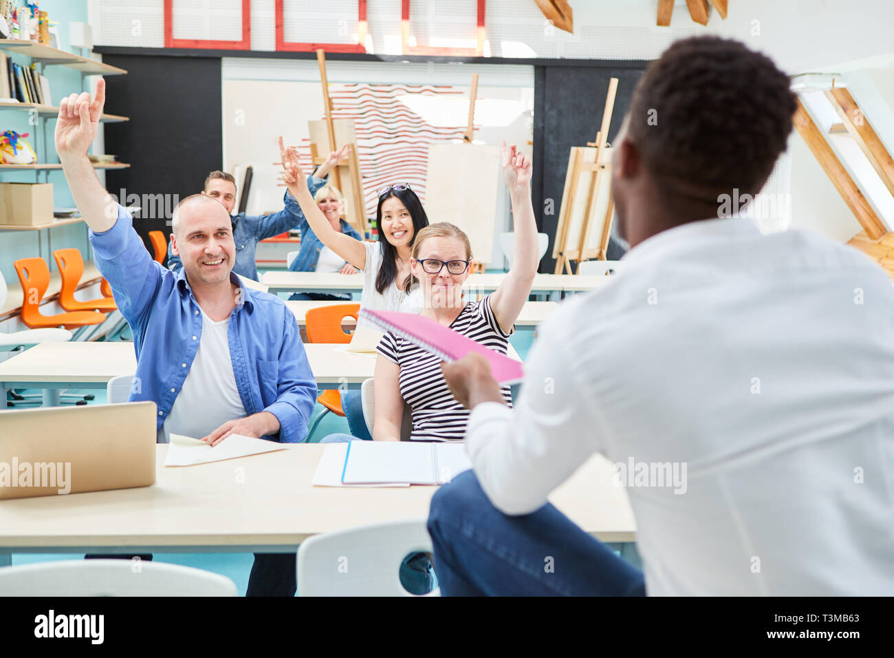 Studenten nehmen an Klasse an der Kunstakademie motiviert Stockfoto