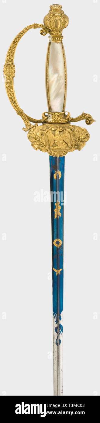 Ein Schwert für eine "officier Superieur", während der Herrschaft von Napoleon III. Eine dreieckige thrusting Blade etwas fleckig in der Nähe der Punkt, das obere Drittel gebläute mit Geätzten und vergoldeten Trophäen und andere Ornamente. Ein Messing knucklebow Griff mit feinen Relief Dekoration, die meisten der Vergoldung erhalten, und Perlmutt griff Skalen. Schutzblech trägt eine genietete Imperial eagle zwischen Eichenlaub. Lederscheide mit Messing vergoldet Befestigungen. Länge 94,5 cm. Wunderschön erhaltenen, seltene Schwert. historischen, historische, 19. Jahrhundert, thrusting, thrustings,, Additional-Rights - Clearance-Info - Not-Available Stockfoto