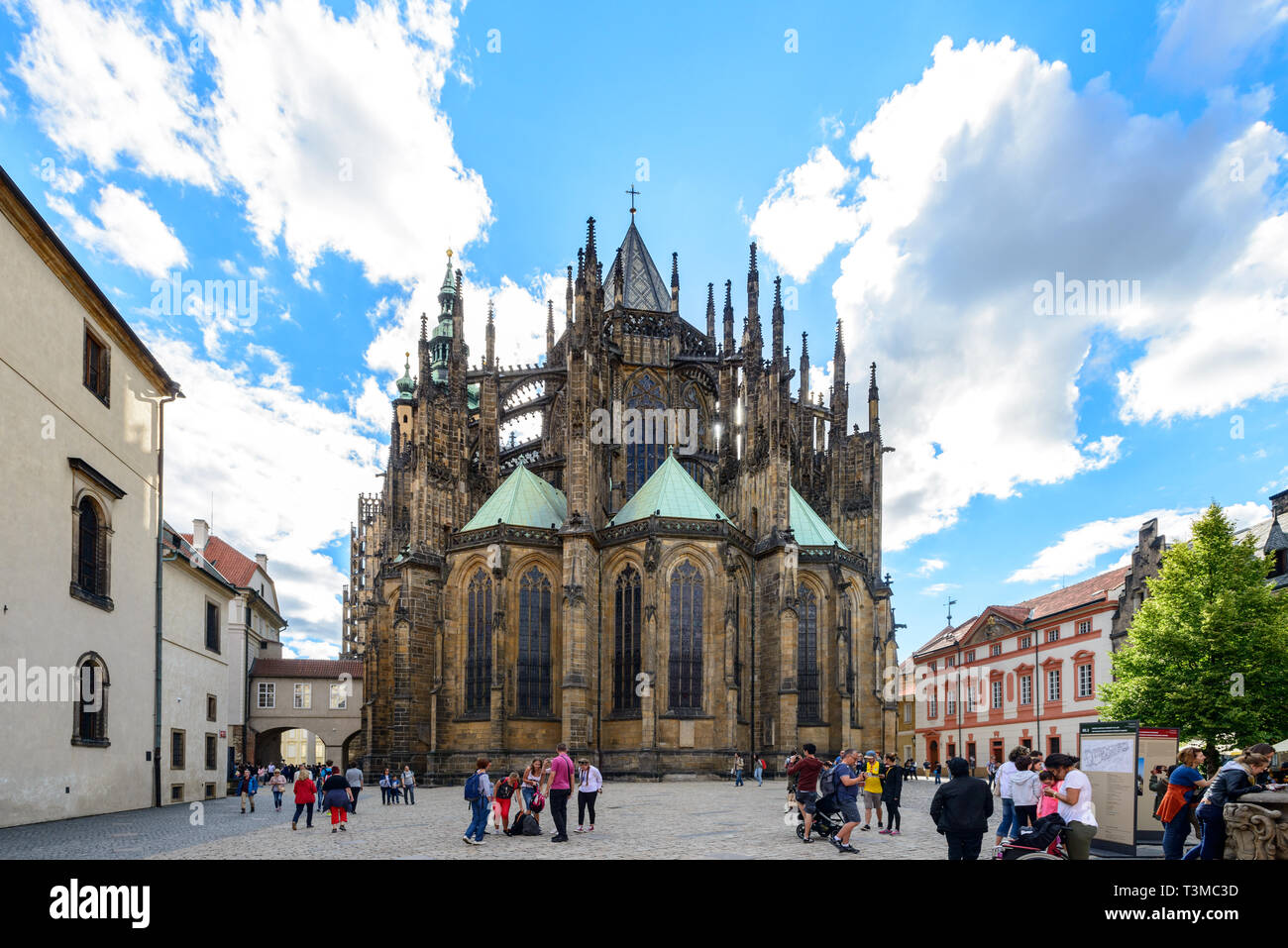 Prag, Tschechische Republik - 25. Juli 2017: Touristen vor dem St. Veitsdom in der Prager Burg Stockfoto