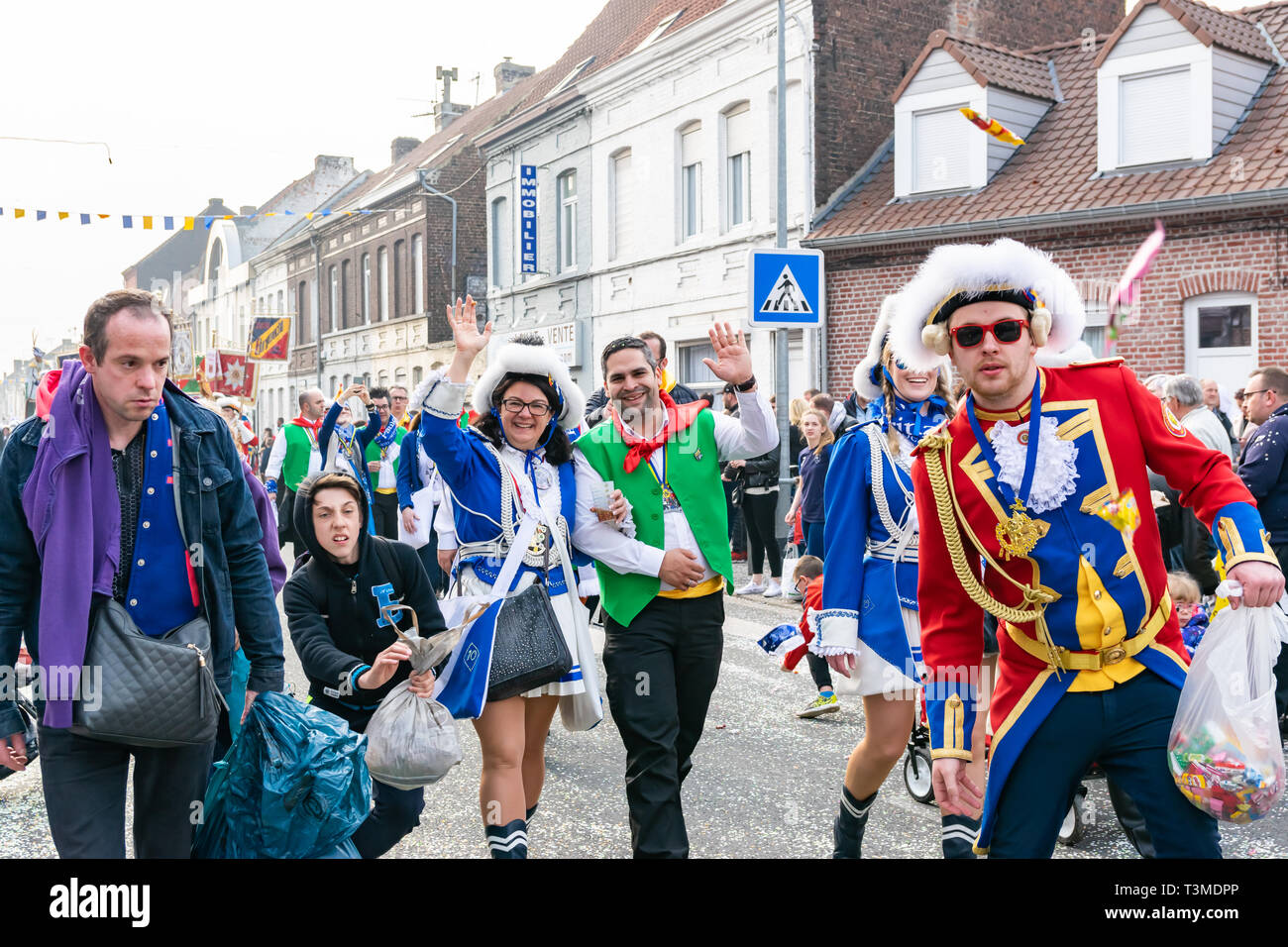 Wattrelos, Frankreich - April 07,2019: Parade von einem bunten Tanz Gruppe am Wattrelos Karneval Karneval ist jedes Jahr organisiert. Stockfoto