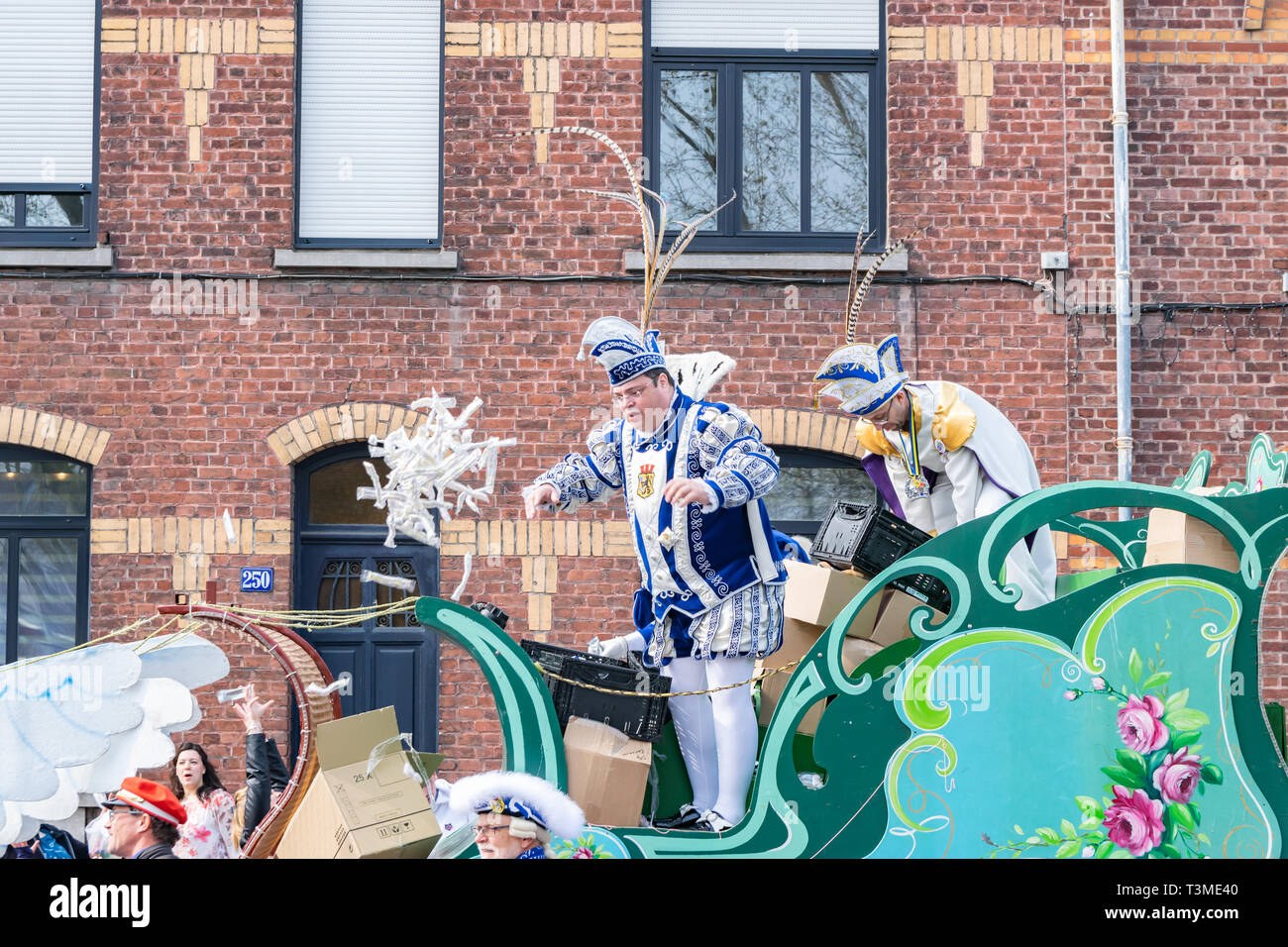 Wattrelos, Frankreich - April 07,2019: Werfen Süße von Menschen aus der Musik- und Tanzgruppe Prinz Paulo l. An der carnawale in Wattrelos in Frankreich. Stockfoto