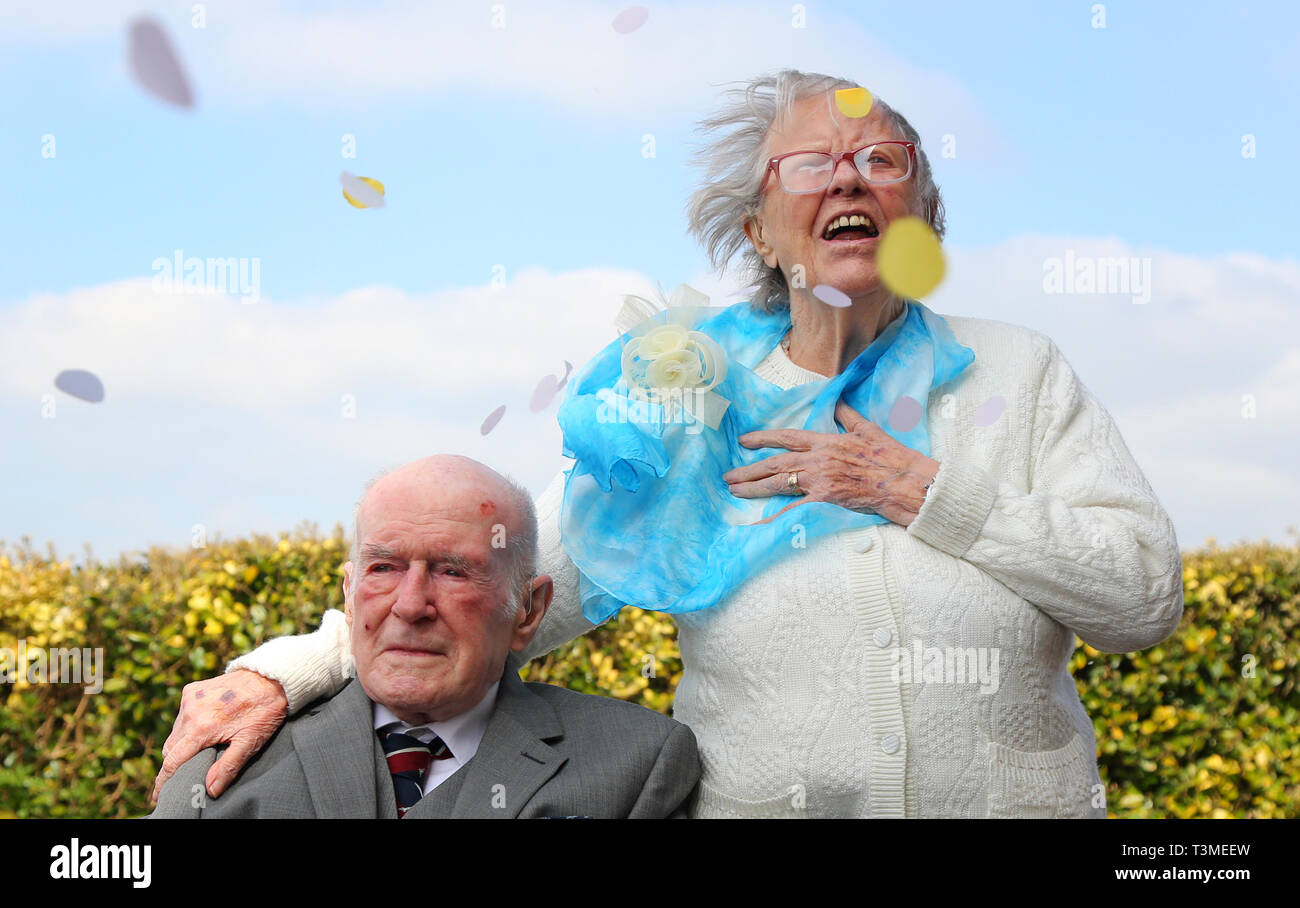 Zweiten Weltkrieg Veteranen Peter Van Zeller und Nancy Bowstead, beide 97 Jahre alt, nach einem Segen am Blinden Veteranen UK Charity in Brighton. Stockfoto