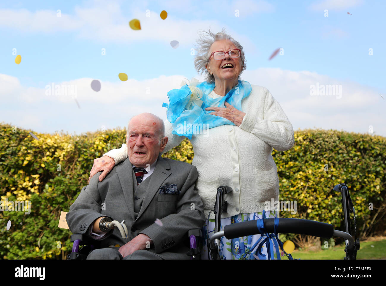 Zweiten Weltkrieg Veteranen Peter Van Zeller und Nancy Bowstead, beide 97 Jahre alt, nach einem Segen am Blinden Veteranen UK Charity in Brighton. Stockfoto