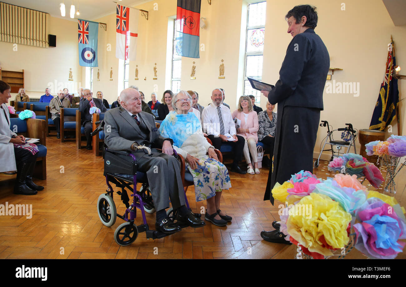 Zweiten Weltkrieg Veteranen Peter Van Zeller und Nancy Bowstead, beide 97 Jahre alt sind, sind von Padre Clare Callanan an den Blinden Veteranen UK Charity in Brighton gesegnet. Stockfoto