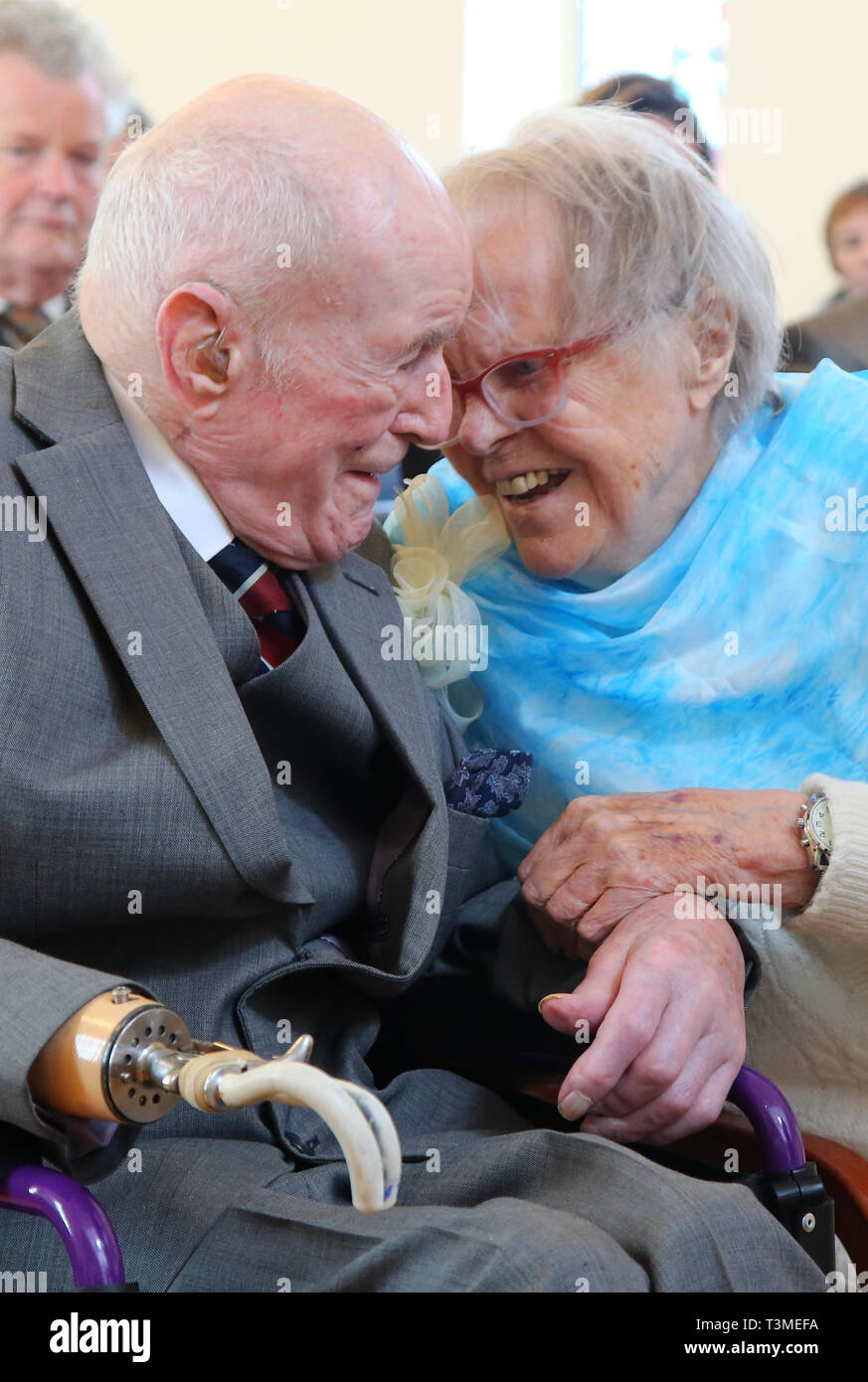 Zweiten Weltkrieg Veteranen Peter Van Zeller und Nancy Bowstead, beide 97 Jahre alt, sind auf dem Blind Veteranen UK Charity in Brighton gesegnet. Stockfoto