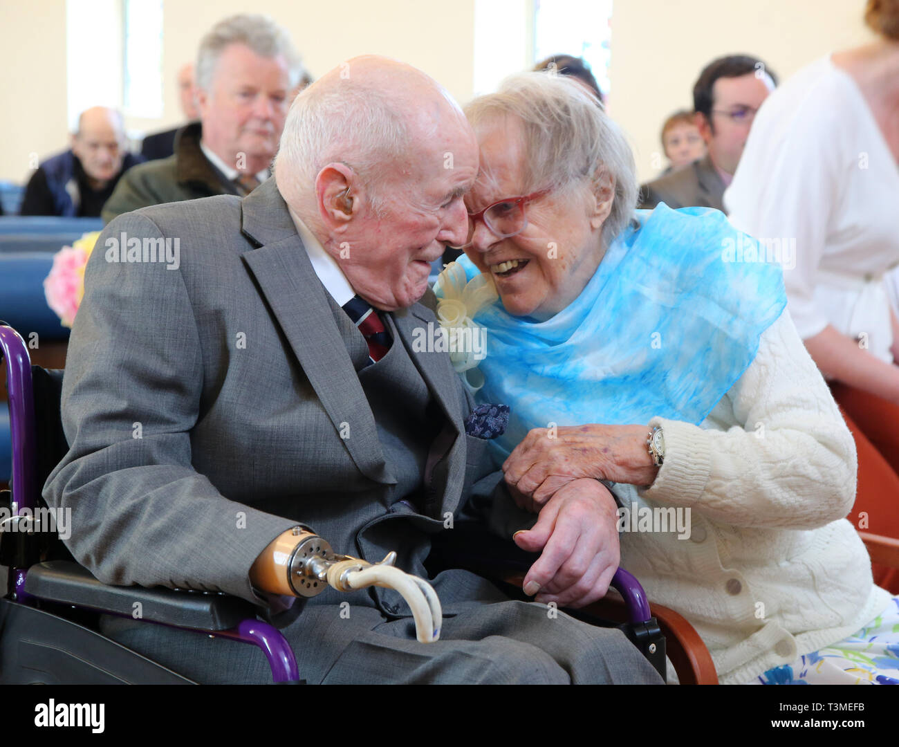 Zweiten Weltkrieg Veteranen Peter Van Zeller und Nancy Bowstead, beide 97 Jahre alt, sind auf dem Blind Veteranen UK Charity in Brighton gesegnet. Stockfoto