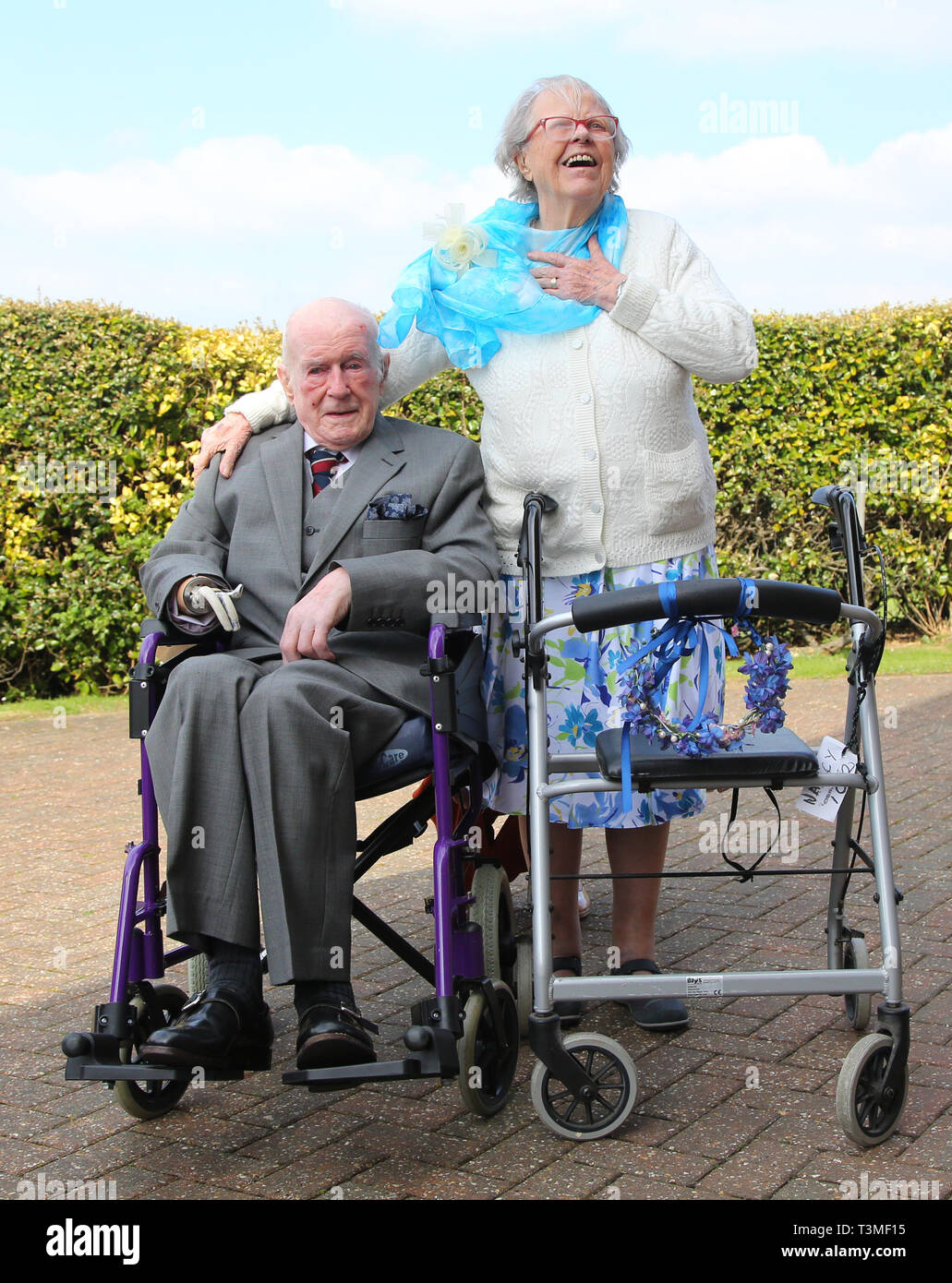 Zweiten Weltkrieg Veteranen Peter Van Zeller und Nancy Bowstead, beide 97 Jahre alt, nach einem Segen am Blinden Veteranen UK Charity in Brighton. Stockfoto