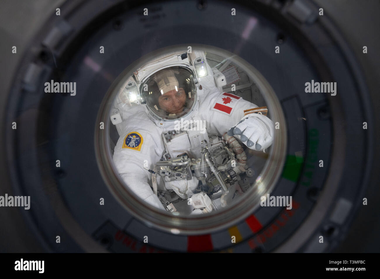 Expedition 59 David Saint-Jacques der Kanadischen Raumfahrtagentur im Quest airlock zu Beginn seines ersten Außenbordeinsatz an der Internationalen Raumstation April 8, 2019 in der Erdumlaufbahn. Astronauten McClain und Haag 6-Stunden- und 30-Minuten außerhalb der Raumstation der Stromversorgung für die Kanadier zu Upgrade gebauten Roboterarms Canadarm2, wie bekannt, und installierten Kabel mehr erweiterbaren drahtlose Kommunikation Deckung außerhalb der orbital Komplex zur Verfügung zu stellen. Stockfoto