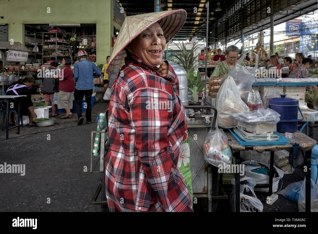 Thailand Frau trägt ein herkömmlicher Reis hat aka Chinesischen Coolie Hat Stockfoto