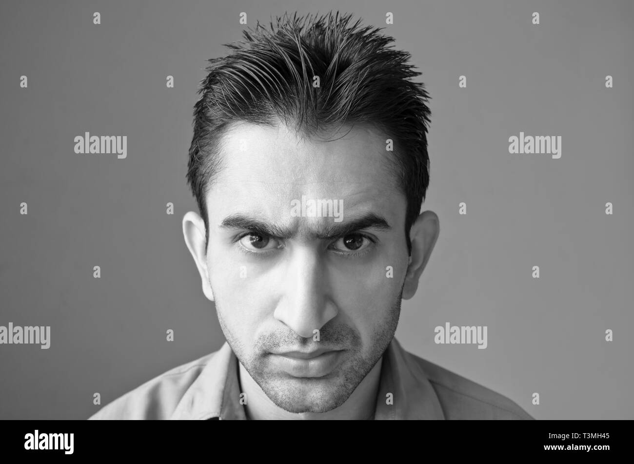 Schwarz-weiß-Porträt von zornigen jungen Mann Stockfoto