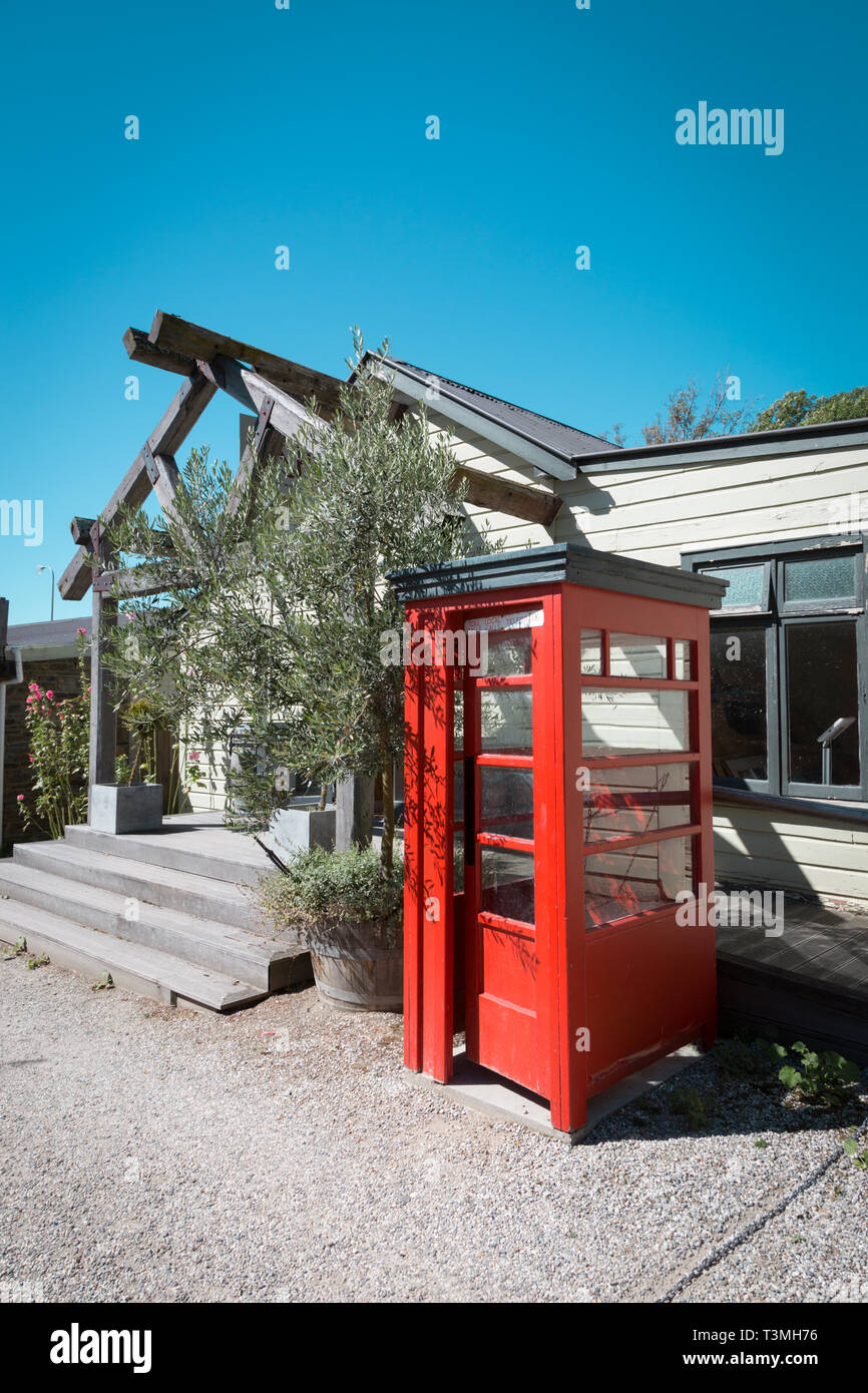 Holz- rote Telefonzelle, Tarras, Neuseeland Stockfoto