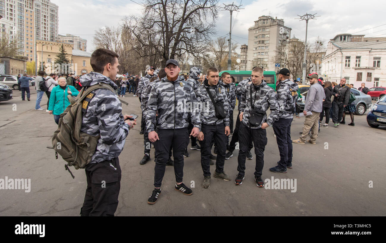 Kiew, Ukraine. April 9, 2019. Aktivisten und Unterstützer der Nationalen Korps politische Partei an einer Rallye, eine Untersuchung der corrup zu verlangen. Stockfoto