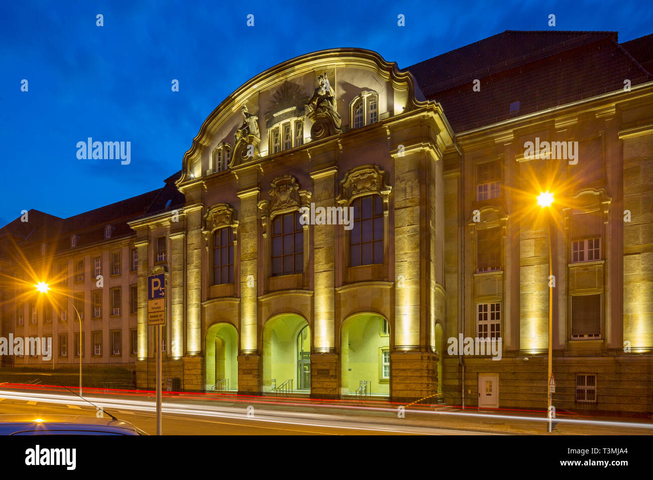 D-Mönchengladbach, Niers, Niederrhein, Rheinland, Nordrhein-Westfalen, NRW,  Land, Hof Moenchengladbach und lokalen Amtsgericht Mönchengladbach,  Courthouse, Historismus, Jugendstil, Abend, Blaue Stunde, Beleuchtung  Stockfotografie - Alamy