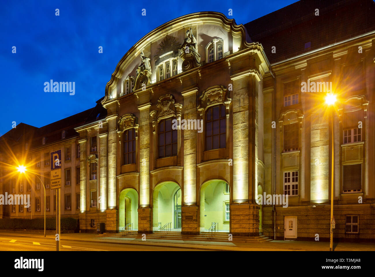 D-Mönchengladbach, Niers, Niederrhein, Rheinland, Nordrhein-Westfalen, NRW, Land, Hof Moenchengladbach und lokalen Amtsgericht Mönchengladbach, Courthouse, Historismus, Jugendstil, Abend, Blaue Stunde, Beleuchtung Stockfoto