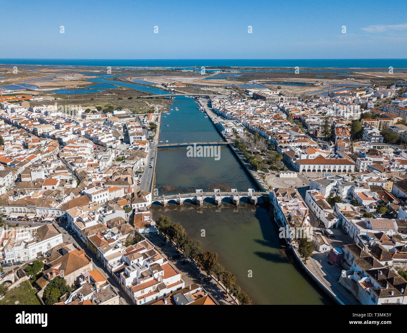 Luftaufnahme Der Romische Brucke In Der Alten Fischer Stadt Tavira Algarve Portugal Stockfotografie Alamy