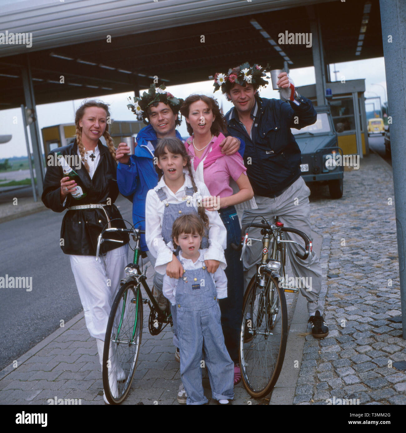 Deutscher Komponist, Sänger und Gitarrist Henner Hoier mit Freunden und Familie beim Anstoßen vor oder nach einer Fahrradtour, Deutschland Ca. 1980er. Deutsche Komponist, Sänger und Gitarrist Henner Hoier mit Freunden und Familie vor oder nach einer Radtour, Deutschland über die 80er Jahre. Stockfoto