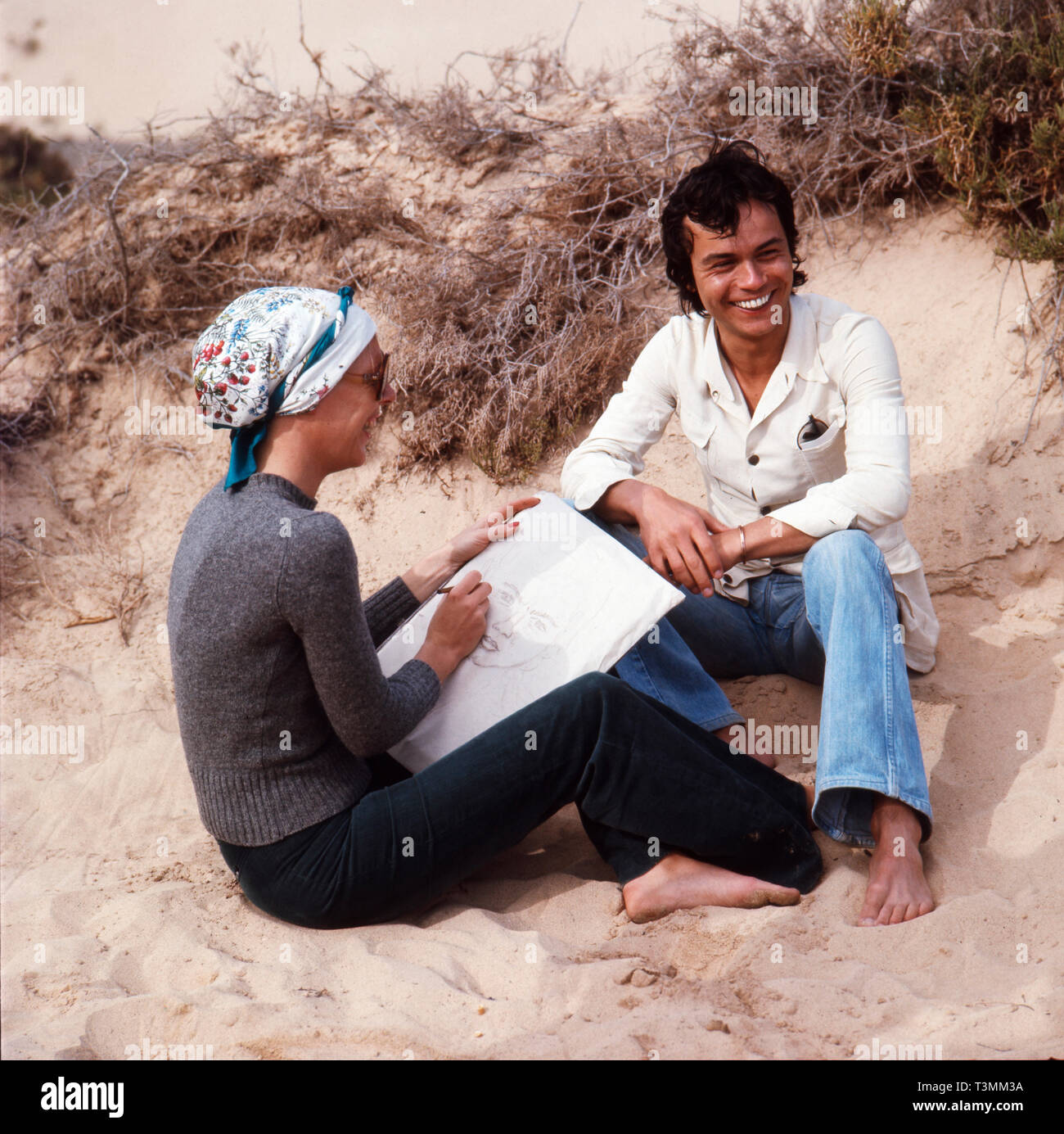 Deutscher Komponist, Sänger und Gitarrist Henner Hoier wird im türkeirundreise am Strand portraitiert, Ca. 1980er. Deutsche Komponist, Sänger und Gitarrist Henner Hoier ist am Strand während seiner Sommerferien dargestellt, Ca. 80er Jahre. Stockfoto