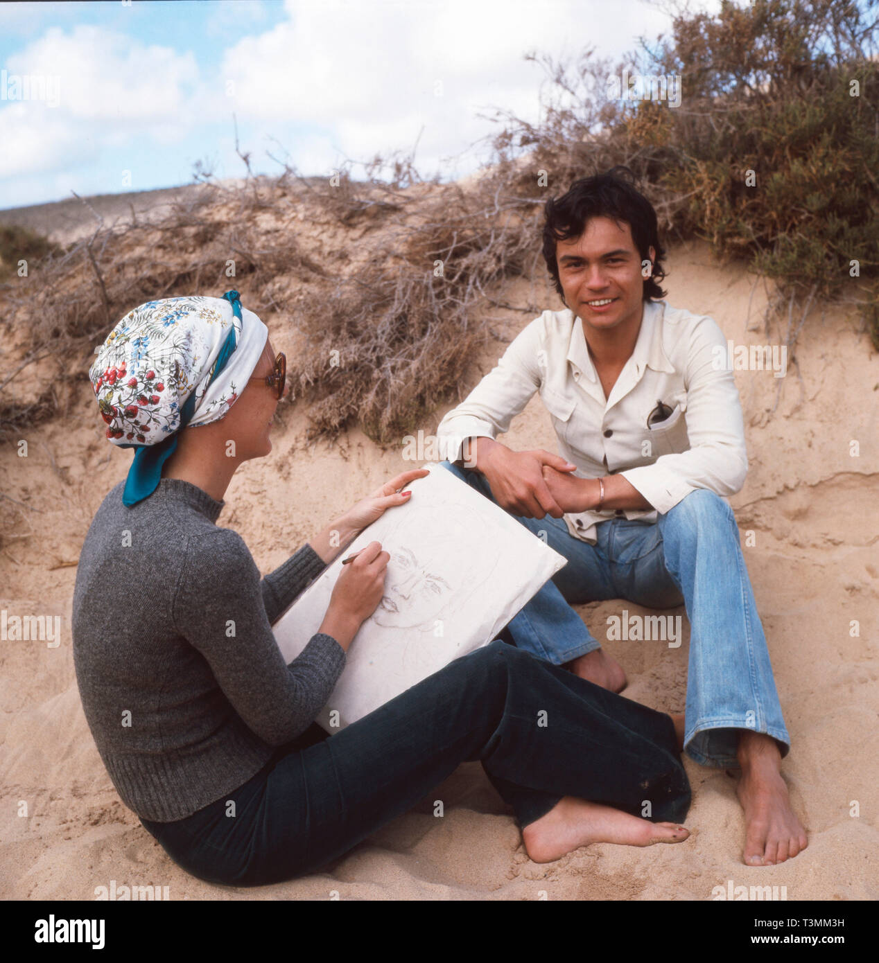 Deutscher Komponist, Sänger und Gitarrist Henner Hoier wird im türkeirundreise am Strand portraitiert, Ca. 1980er. Deutsche Komponist, Sänger und Gitarrist Henner Hoier ist am Strand während seiner Sommerferien dargestellt, Ca. 80er Jahre. Stockfoto