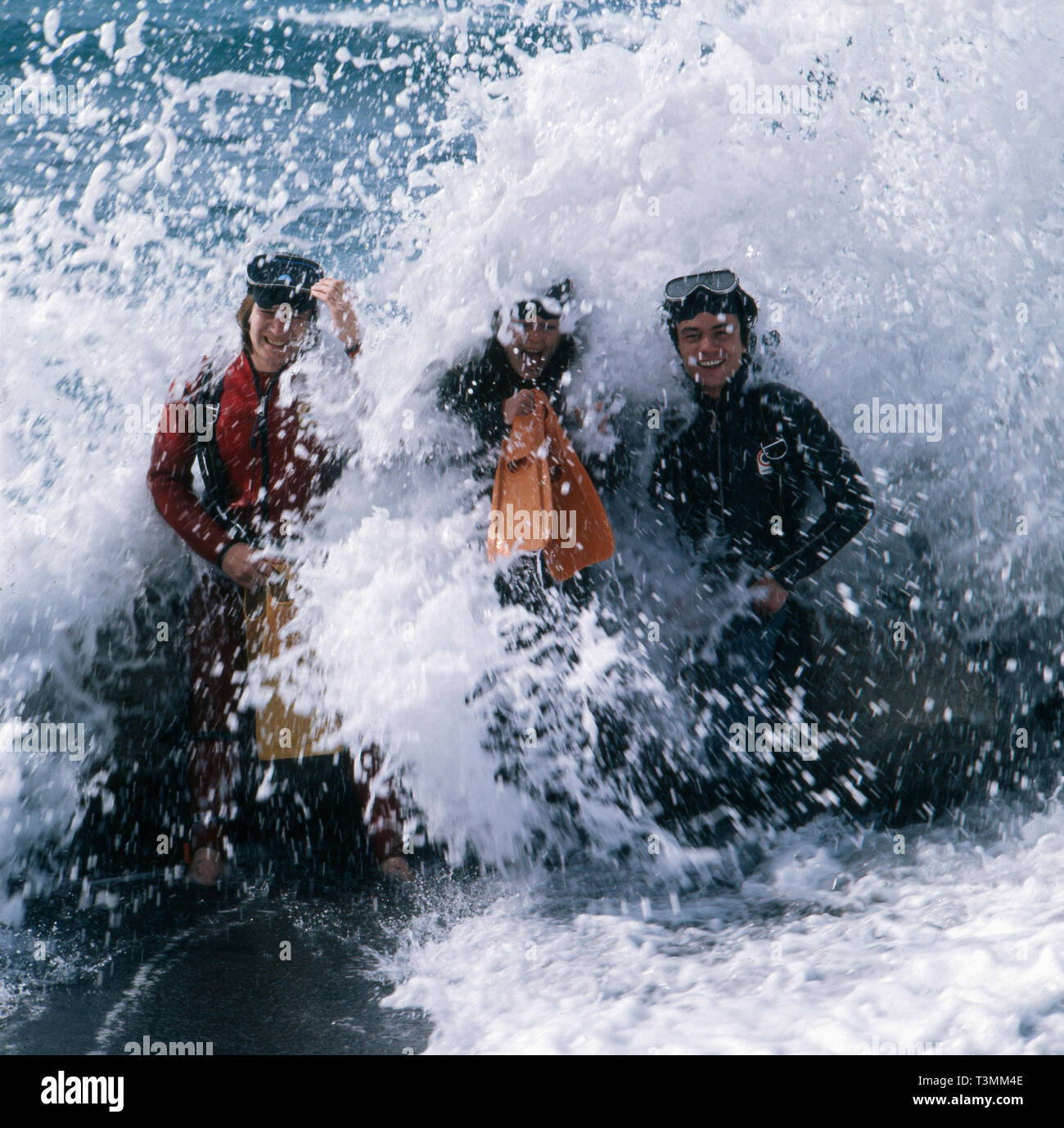 Deutscher Komponist, Sänger und Gitarrist Henner Hoier mit Freunden im türkeirundreise beim Tauchen, Ca. 1980er. Deutsche Komponist, Sänger und Gitarrist Henner Hoier mit Freunden auf einem Sommerurlaub tauchen, ca. 1980er-Jahre. Stockfoto