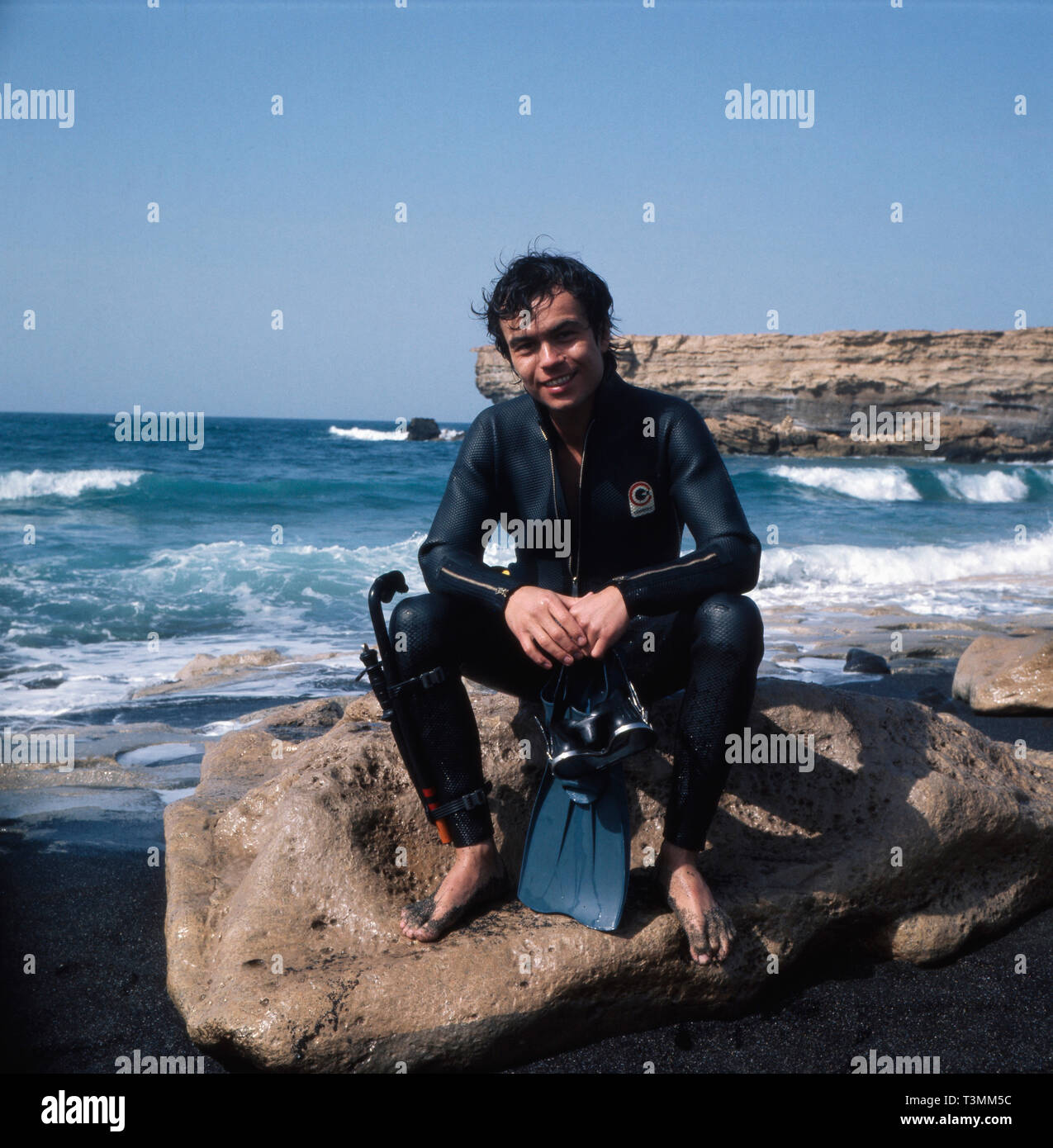 Deutscher Komponist, Sänger und Gitarrist Henner Hoier posiert im türkeirundreise beim Tauchen kann. 1980er. Deutsche Komponist, Sänger und Gitarrist Henner Hoier posieren in den Sommerferien beim Tauchen über die 80er Jahre. Stockfoto