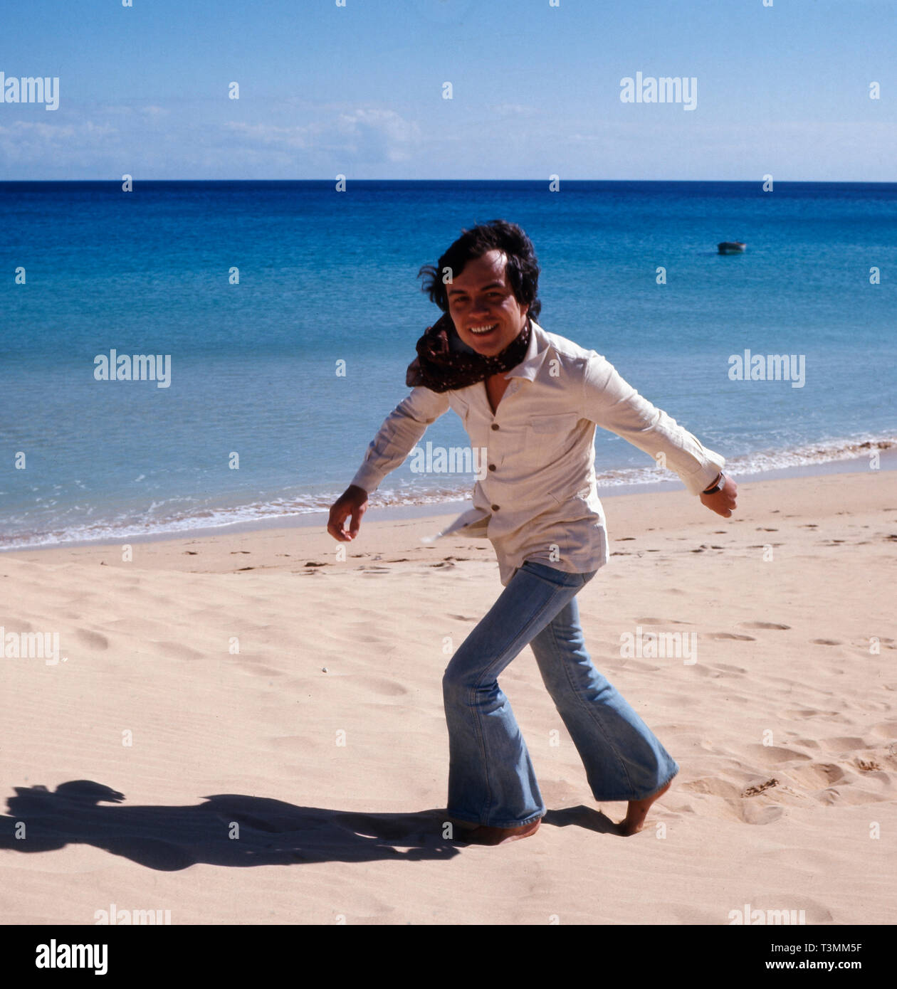 Deutscher Komponist, Sänger und Gitarrist Henner Hoier im türkeirundreise am Strand, Ca. 1980er. Deutsche Komponist, Sänger und Gitarrist Henner Hoier auf einem Sommerurlaub am Strand, Ca. 80er Jahre. Stockfoto