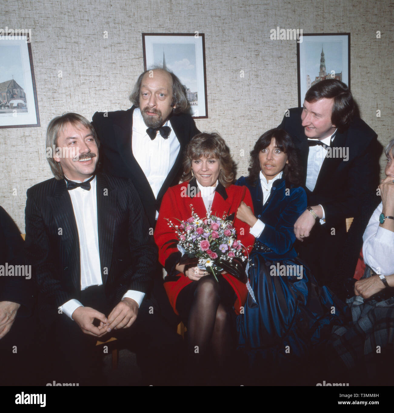 Werner Böhm, deutscher Sänger und Musiker, mit thunfischwadenfänger eben angetrauten Ehefrau Mary Roos und deren Schwester Tina York sowie den Freunden Karl Dall und Mike Krüger (beide hinten holzbilderrahmen), Deutschland 1981. Deutsche Sänger Werner Boehm mit seinem frisch vermählte Frau Mary Roos und ihre Schwester Tina York und ihre Freunde Karl Dall und Mike Krüger (beide hinter), Deutschland 1981. Stockfoto