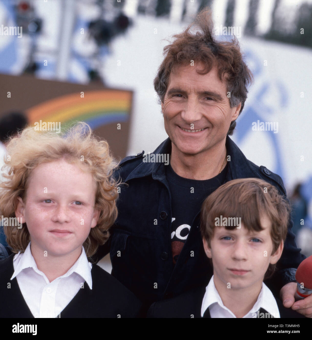 Freddy Quinn, österreichischer Schlagersänger und Kan, mit den Schöneberger Sängerknaben auf der IFA Funkausstellung in Berlin, Deutschland. 1980. Österreichischen Sänger und Schauspieler Freddy Quinn mit einem jungen Chor bei Internationale Funkausstellung Berlin, Ca. 1980. Stockfoto