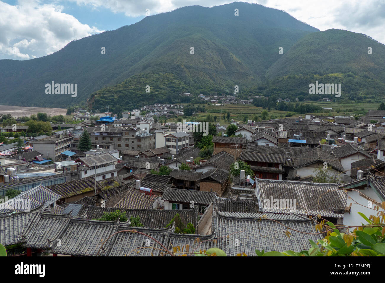 Erhöhte Ansicht einer traditionellen Stadt Shigu, Yulong County, Yunnan, China Stockfoto