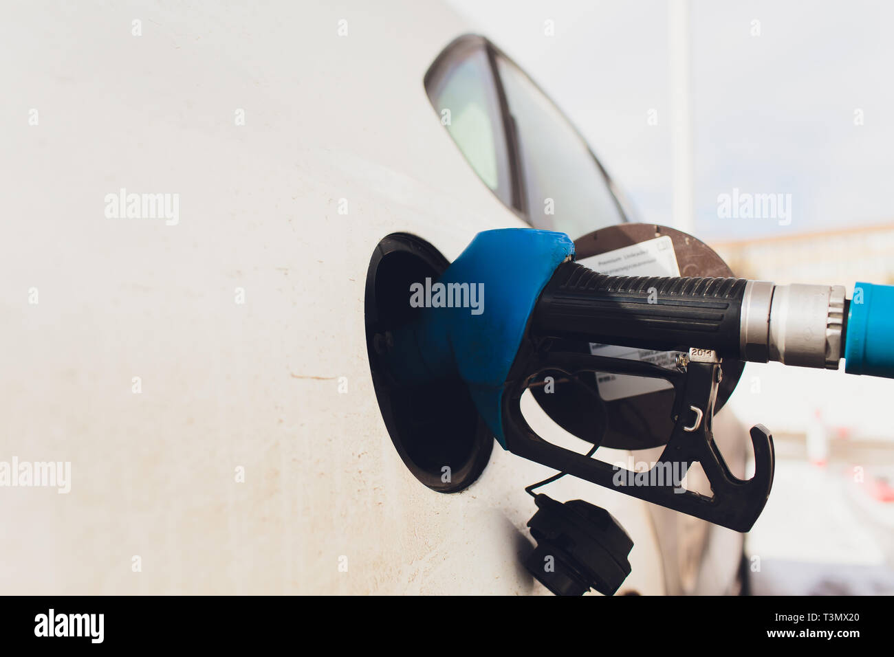 Grau Auto an der Tankstelle mit Kraftstoff gefüllt werden Stockfoto
