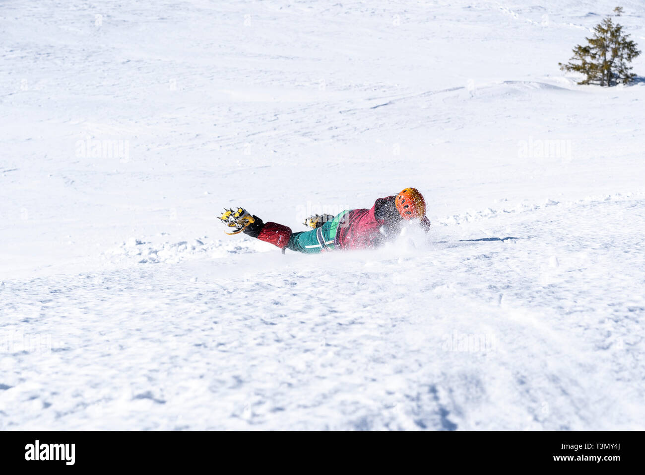 Kletterer Praktiken selbst Verhaftung mit Ice ax an der Bergsteigerschule Stockfoto