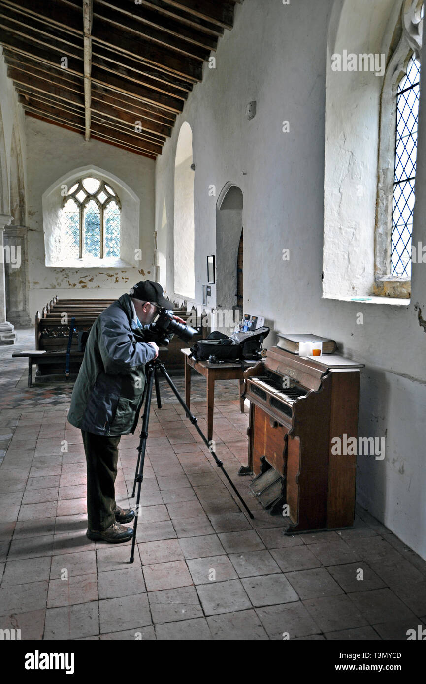 Mann fotografieren kleine Kirche Orgel Tasten Stockfoto