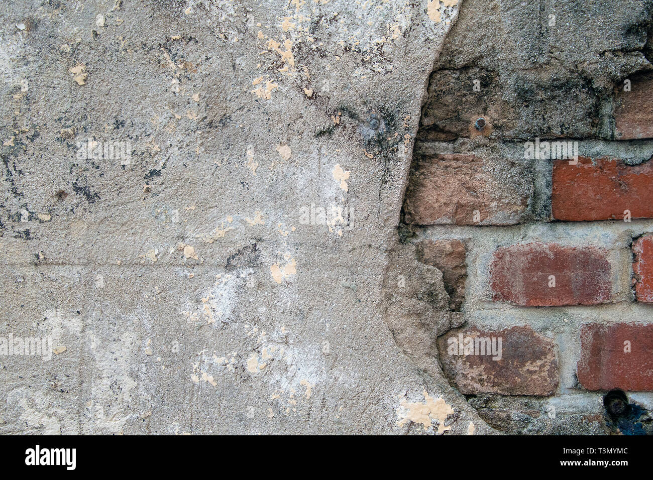 Nahaufnahme der Zement Patch über verwitterte Red brick wall Stockfoto