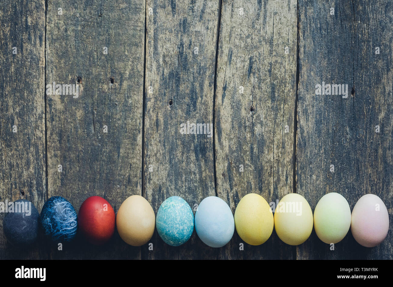 Ostereier bemalt mit natürlichen ei Färbung von Obst und Gemüse. Hausgemachte natürlich Ostereier auf Holz- Hintergrund gefärbt. Kopieren Sie Platz. Ansicht von oben. Stockfoto