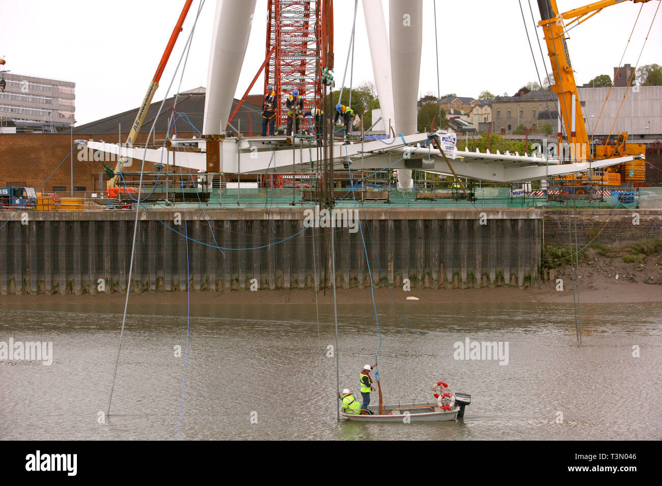 Eine Fußgängerbrücke über den Fluss Usk als ersten Teil der Regeneration Plan der Stadt erbaut. Newport, South Wales 03/05/2006 Stockfoto